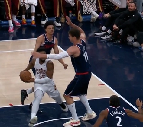 云开体育网站-太韦德了！米切尔超大幅变向过掉防守 杀进内线欧洲步打停快船