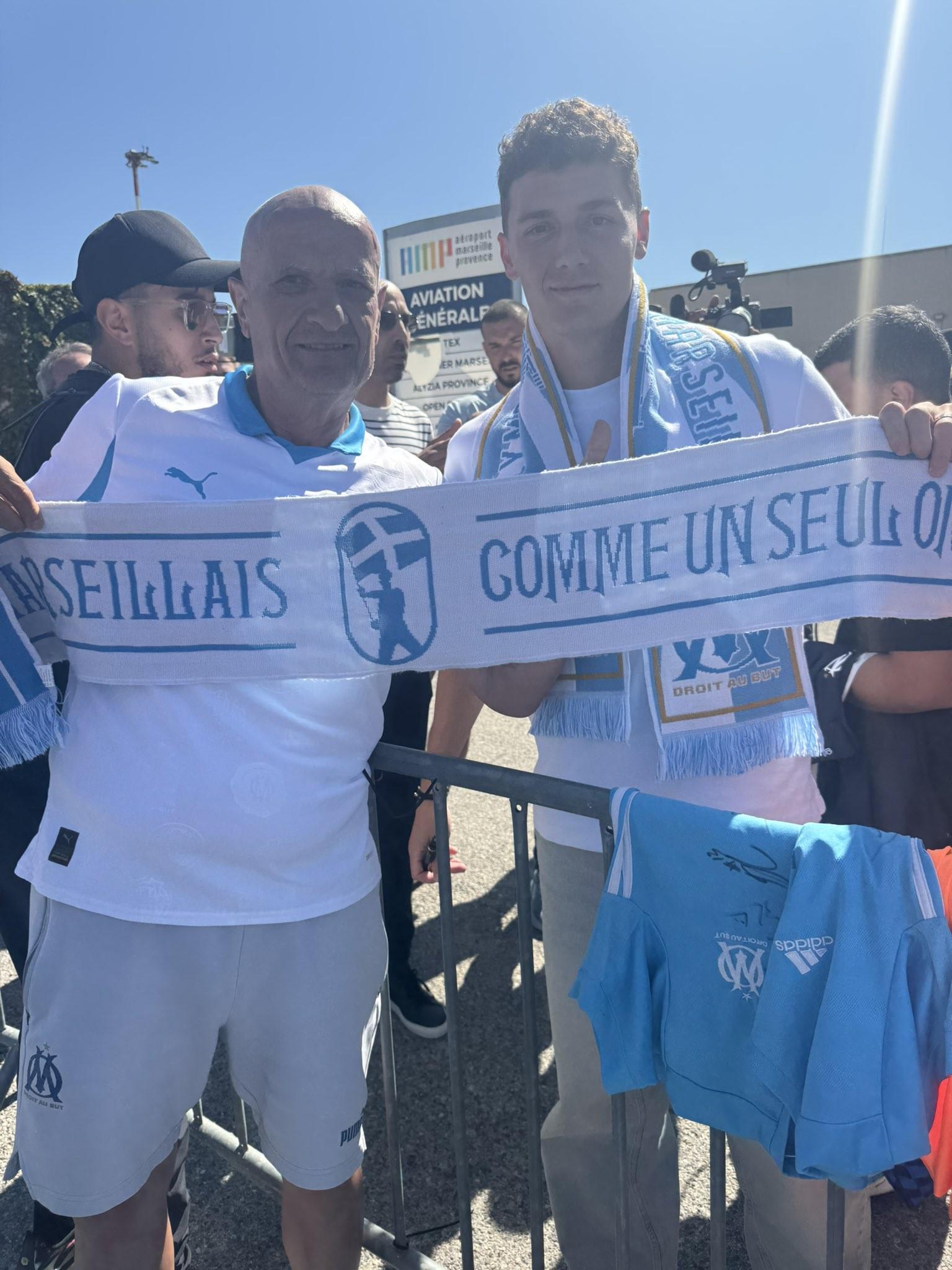 云开体育-法媒：帕瓦尔周三上午抵达马赛，并与本地球迷合影